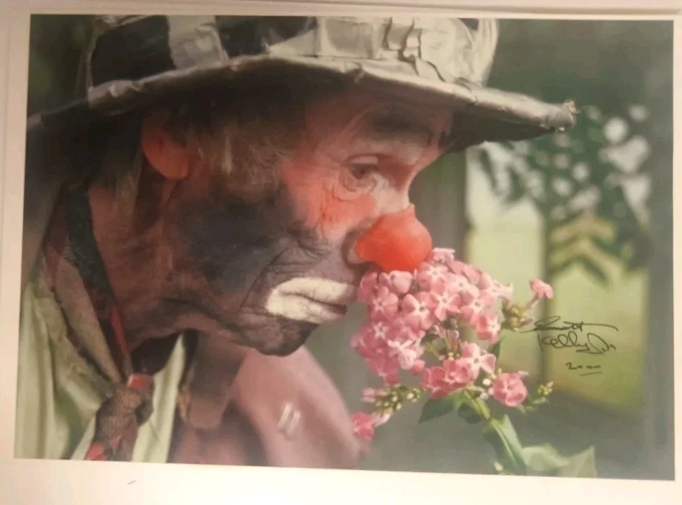 Emmett Kelly Jr — Emmett Kelly Jr Weary Willy 2000 Sad Clown Signed Photo W Flowers 13" X 18.5", изображение 2