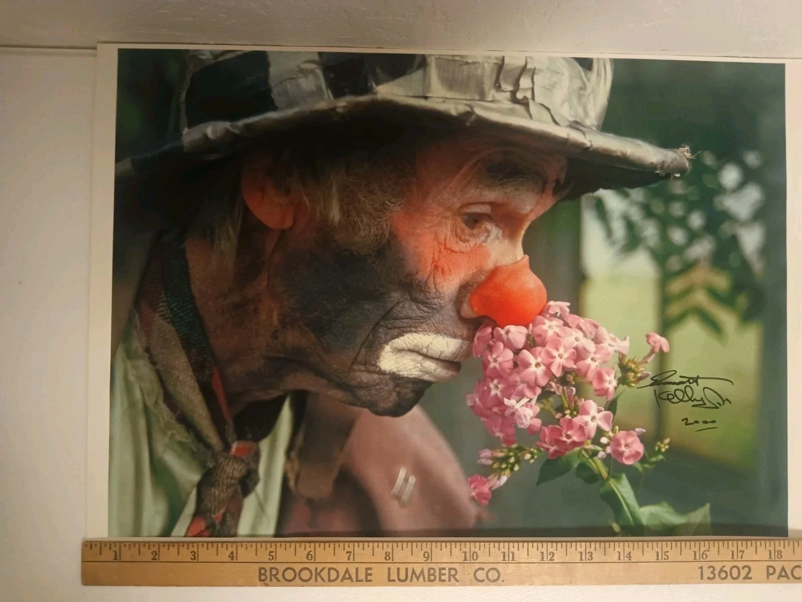 Emmett Kelly Jr — Emmett Kelly Jr Weary Willy 2000 Sad Clown Signed Photo W Flowers 13" X 18.5", изображение 3
