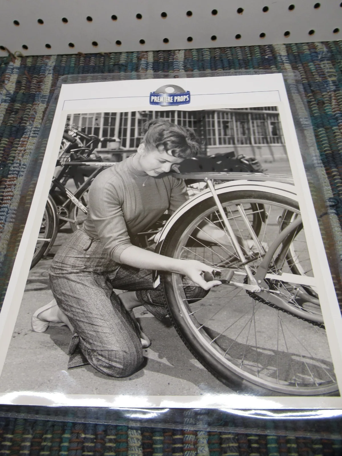 DEBBIE REYNOLDS PERSONALLY OWNED PUBLIC BICYCLE SAFETY PHOTO EARLY RELEASE W/COP, изображение 4