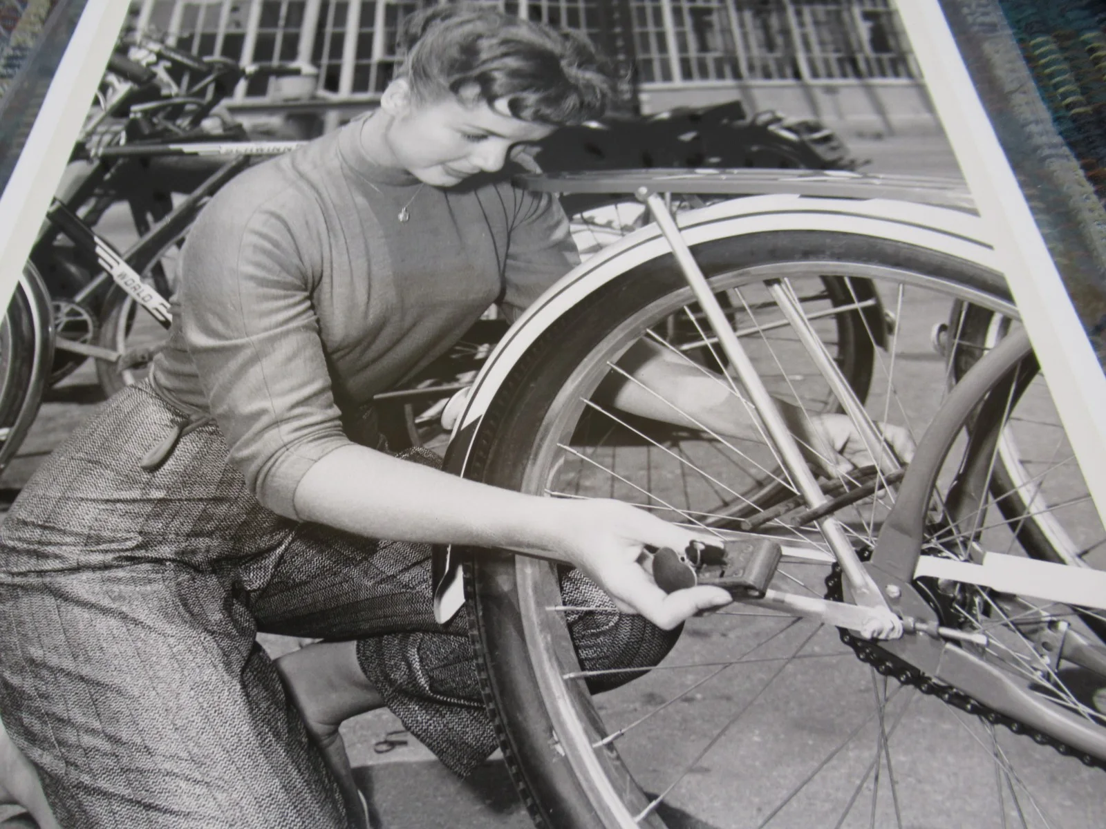 DEBBIE REYNOLDS PERSONALLY OWNED PUBLIC BICYCLE SAFETY PHOTO EARLY RELEASE W/COP, изображение 5