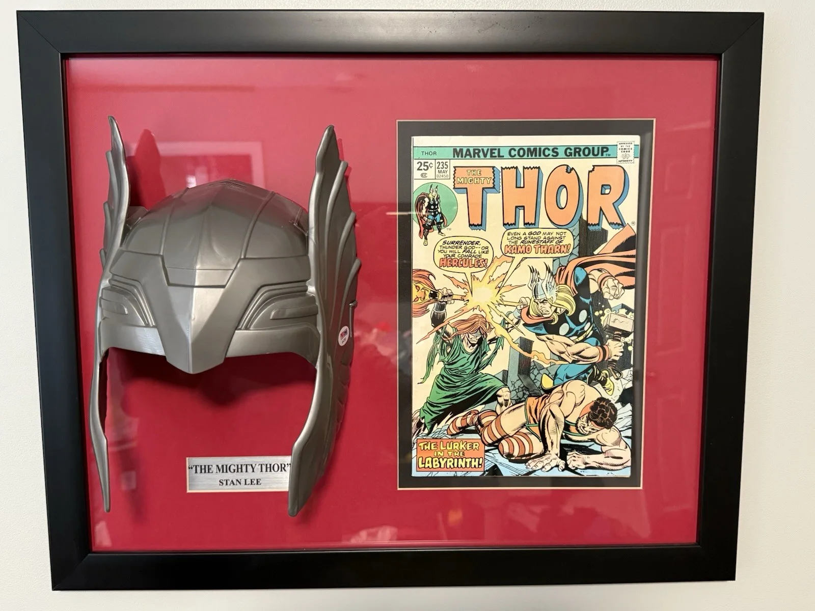 Stan Lee — Stan Lee Signed Thor Mask W/ Comic Book Professionally Framed PSA COA, image 2