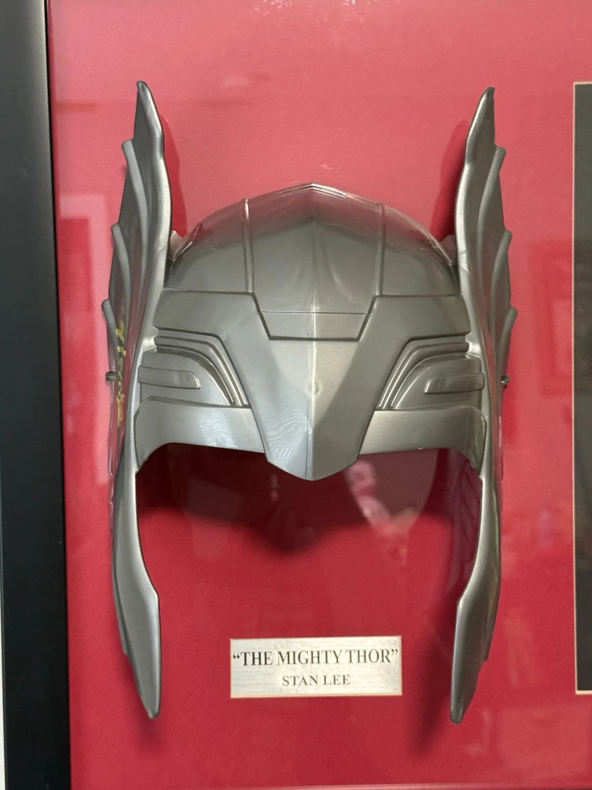 Stan Lee — Stan Lee Signed Thor Mask W/ Comic Book Professionally Framed PSA COA, image 4