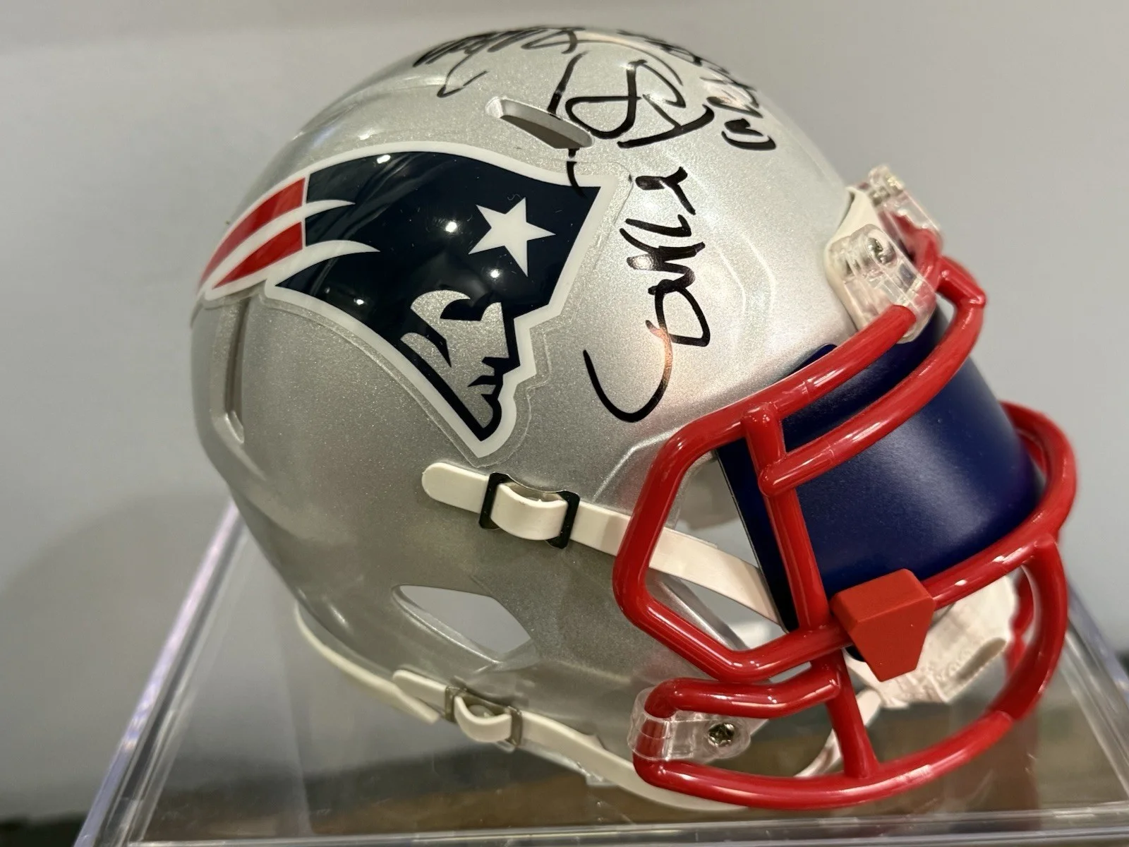 Mark Wahlberg — Mark Wahlberg Signed Boston Strong New England Patriots Mini Helmet Beckett, изображение 2