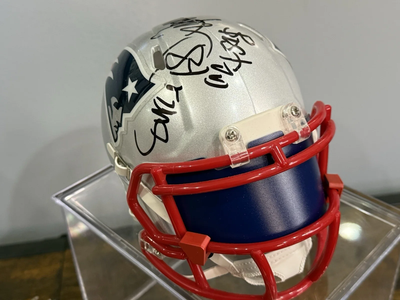 Mark Wahlberg — Mark Wahlberg Signed Boston Strong New England Patriots Mini Helmet Beckett, изображение 3