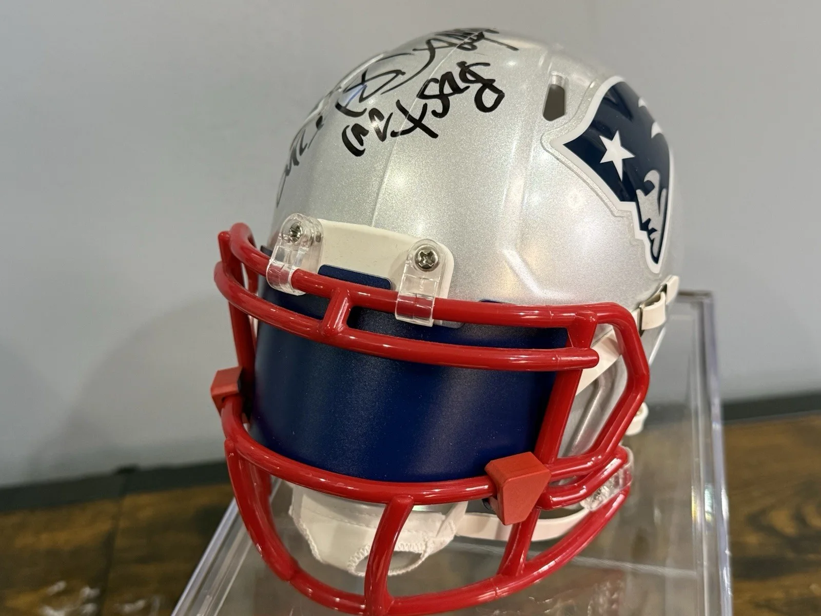 Mark Wahlberg — Mark Wahlberg Signed Boston Strong New England Patriots Mini Helmet Beckett, изображение 4