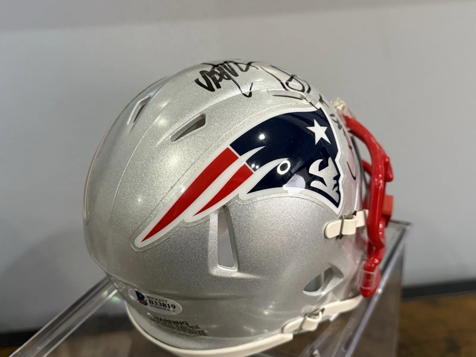 Mark Wahlberg — Mark Wahlberg Signed Boston Strong New England Patriots Mini Helmet Beckett, изображение 5