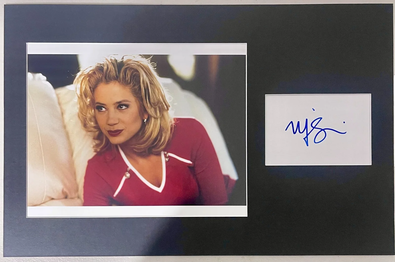 MIRA SORVINO — Mira Sorvino Romy And Michele's matted signed index card with photo 11x17 #1