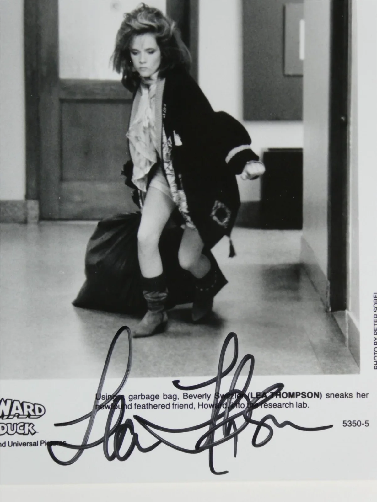 Lea Thompson — Lea Thompson Signed B&W 8x10 Promo Howard The Duck Autographed, изображение 2