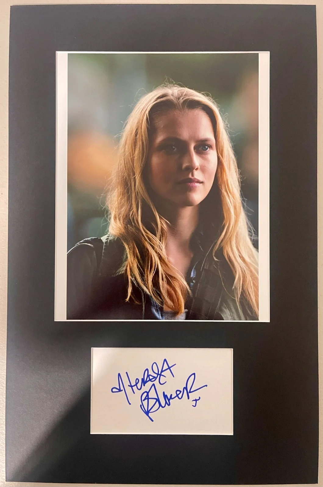 TERESA PALMER — Teresa Palmer Warm Bodies matted signed index card with photo 11x17 #1 Julie