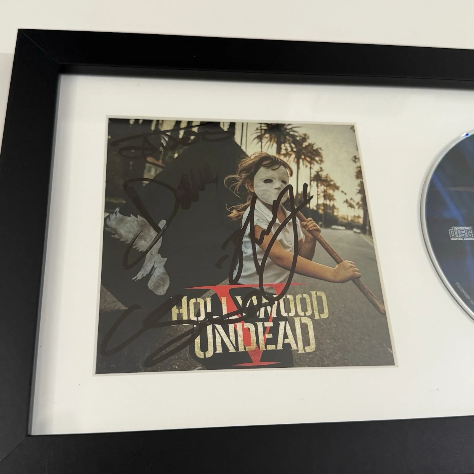 HOLLYWOOD UNDEAD SIGNED FRAMED HOTEL KALIFORNIA CD AUTOGRAPHED JSA COA, image 2