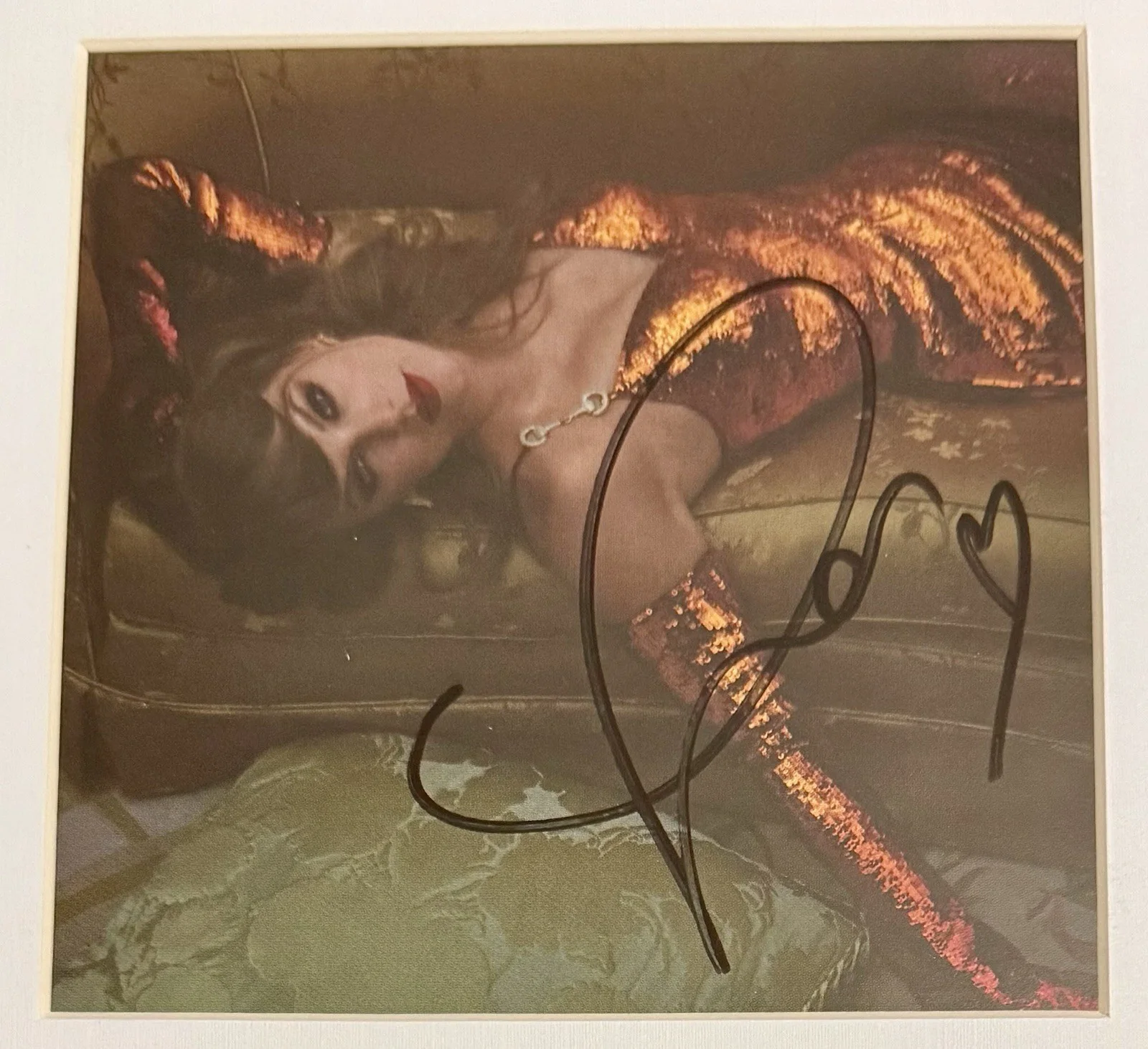 Taylor Swift Life Of A Showgirl Framed Signed Autographed CD Photo 2 (A)✨, изображение 2