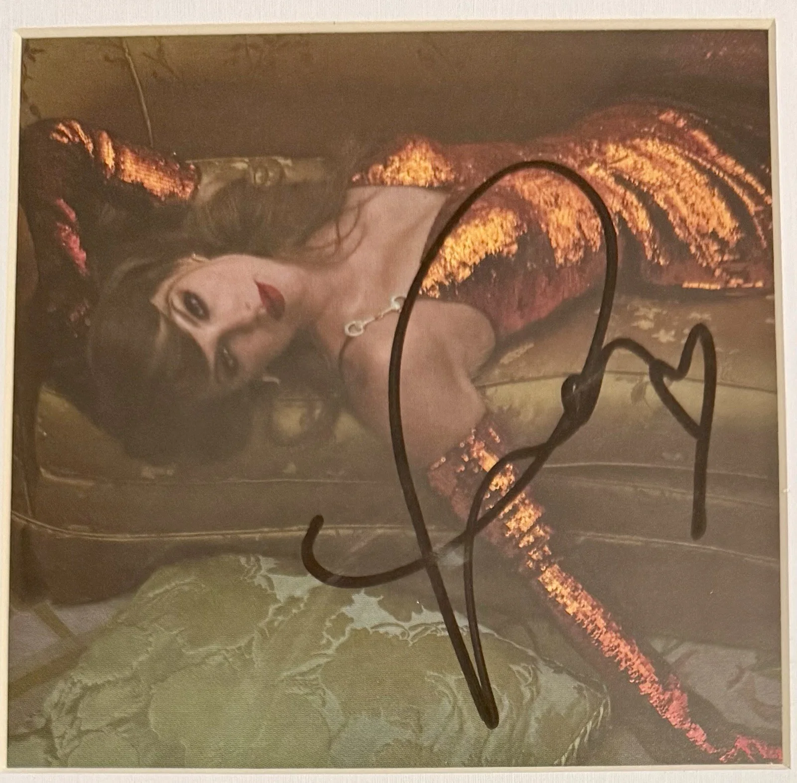 Taylor Swift Life Of A Showgirl Framed Signed Autographed CD Photo 2 (B)✨, изображение 2