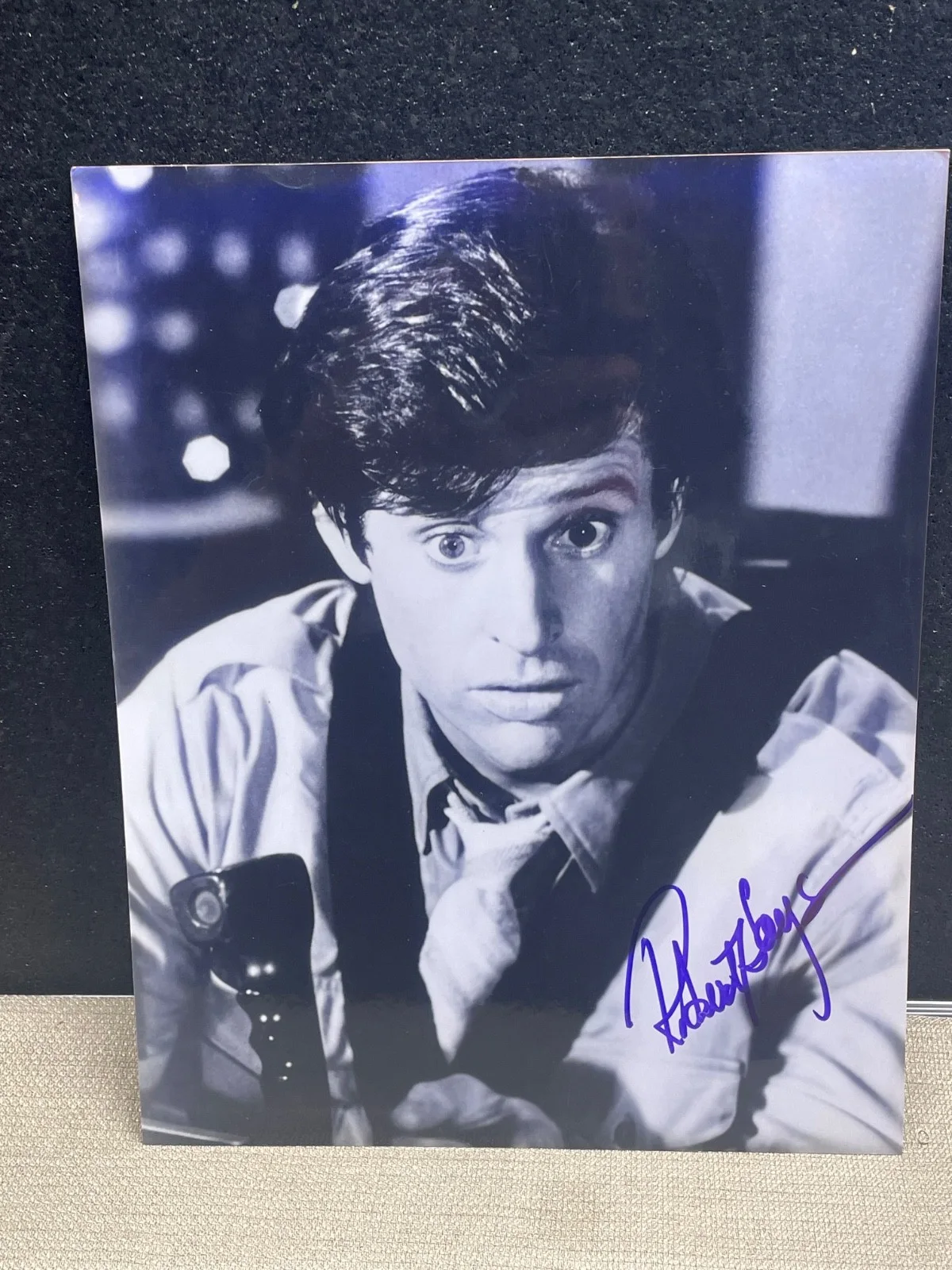 Robert hays — Robert Hays Autographed Photograph from Airplane Still photo B&W 8x10, изображение 2