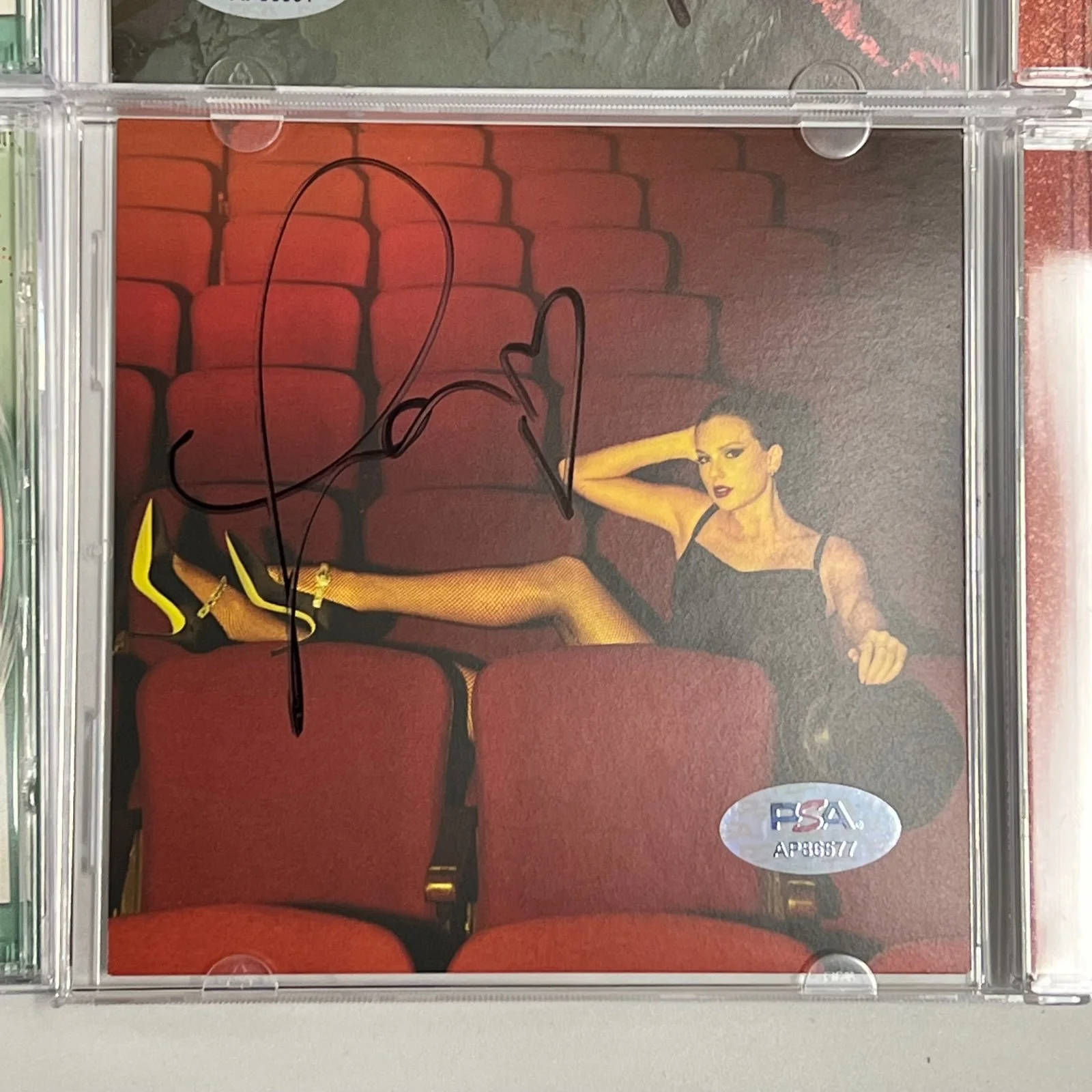 Taylor Swift — Taylor Swift Signed CD Cover Bundle PSA/DNA The Life of a Showgirl, изображение 5