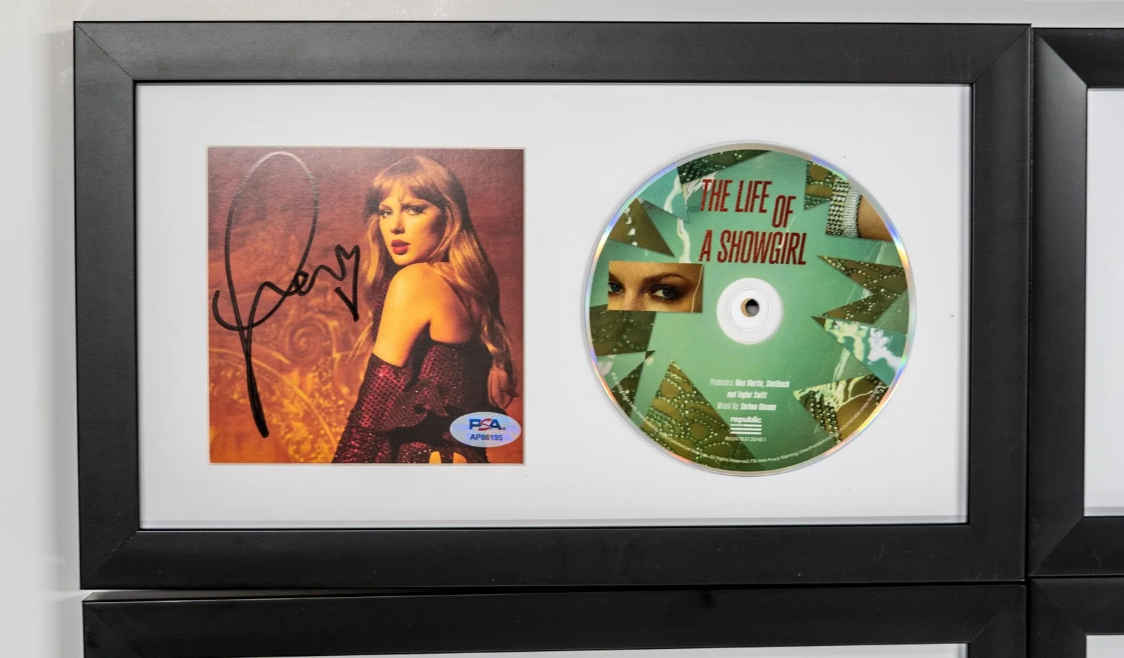 Taylor Swift — Taylor Swift Signed CD Cover Bundle Framed PSA/DNA The Life of a Showgirl, изображение 2