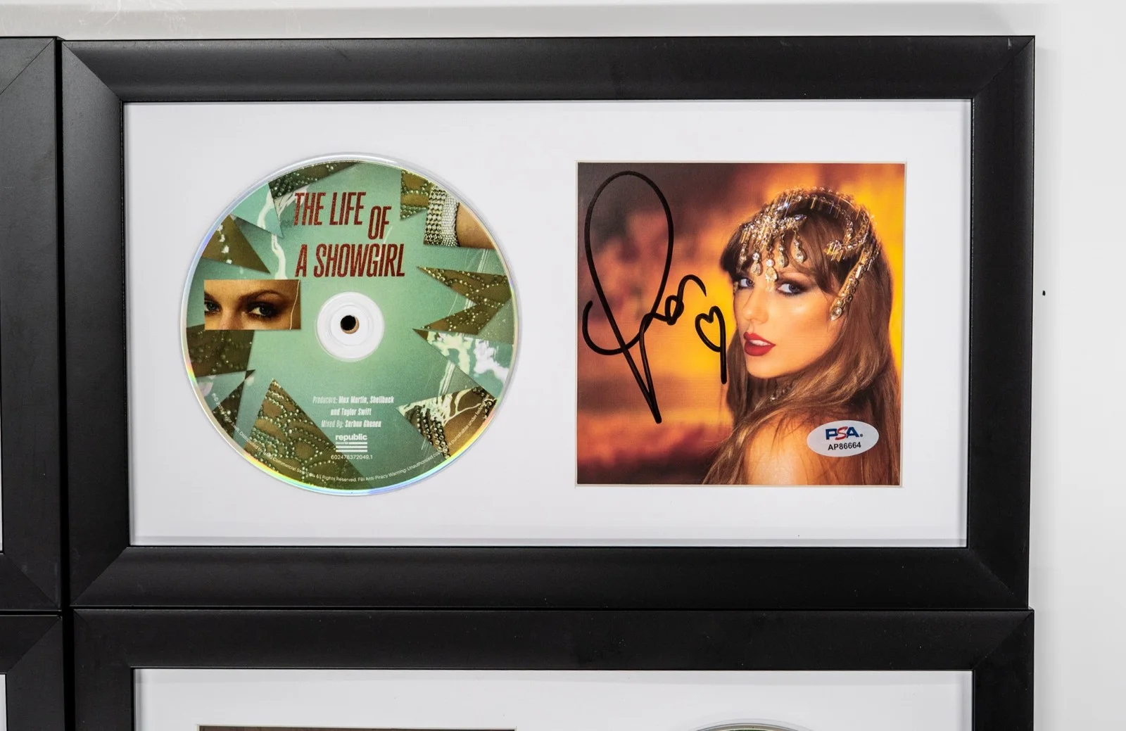 Taylor Swift — Taylor Swift Signed CD Cover Bundle Framed PSA/DNA The Life of a Showgirl, изображение 3