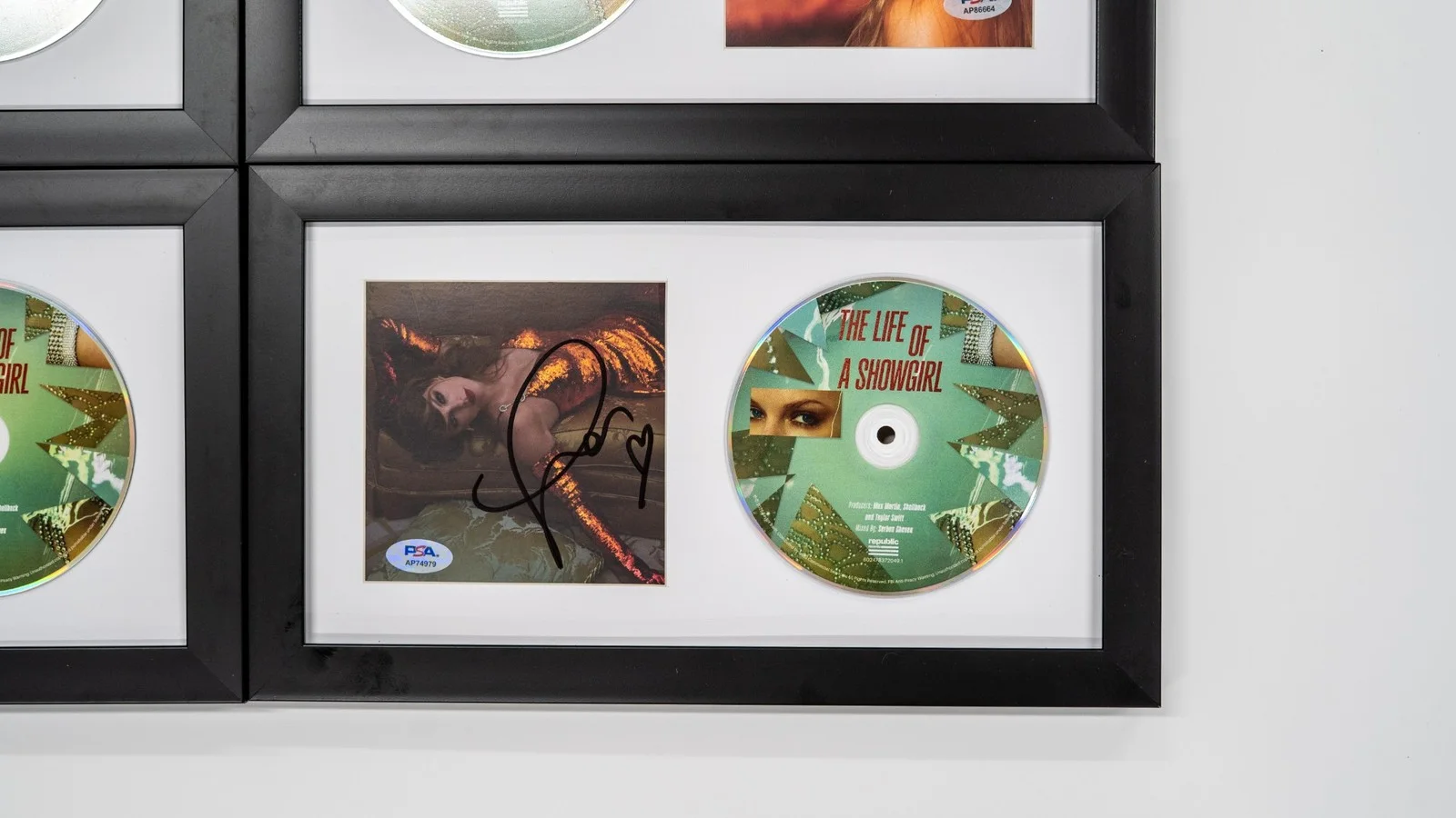 Taylor Swift — Taylor Swift Signed CD Cover Bundle Framed PSA/DNA The Life of a Showgirl, изображение 4
