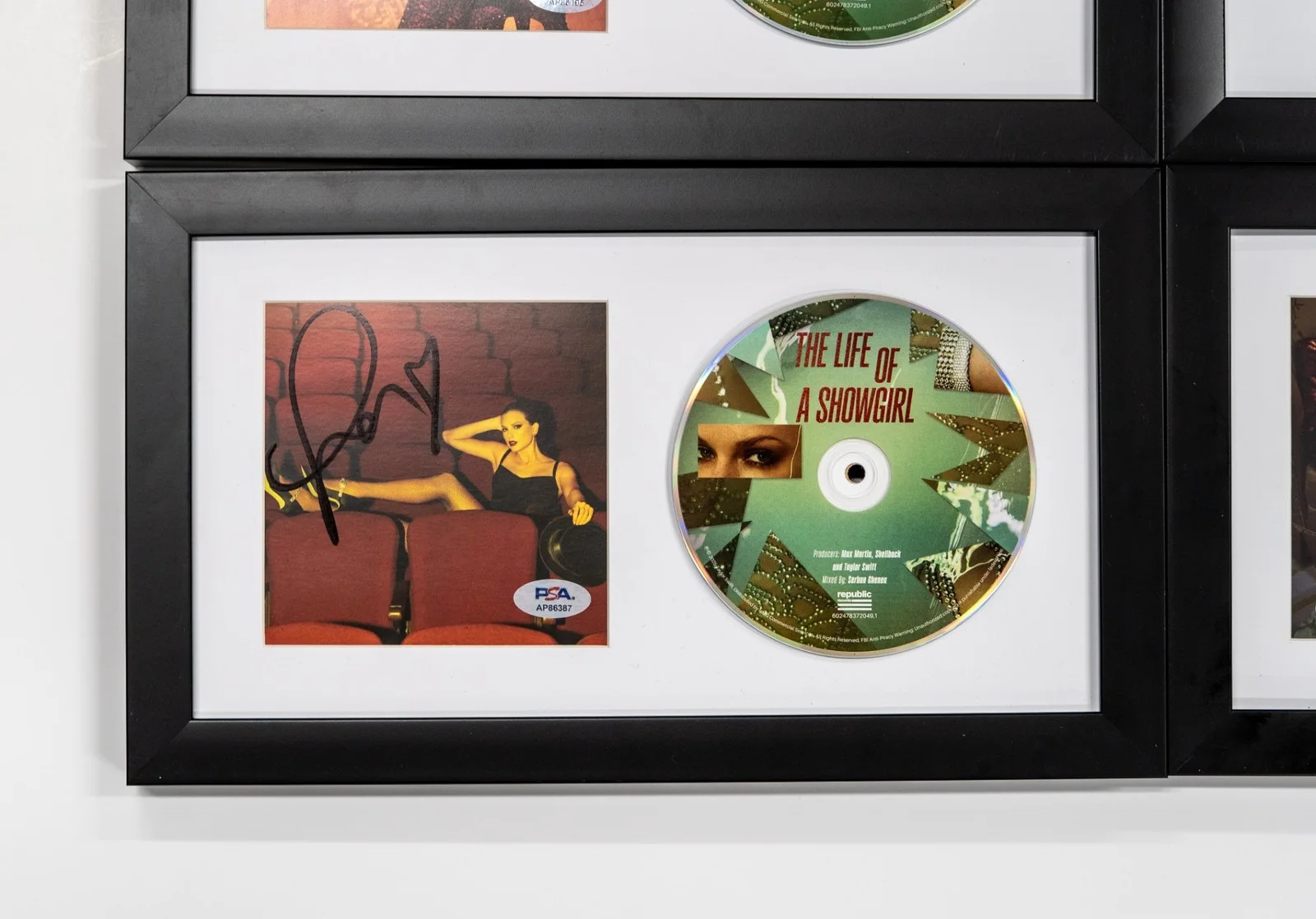 Taylor Swift — Taylor Swift Signed CD Cover Bundle Framed PSA/DNA The Life of a Showgirl, изображение 5