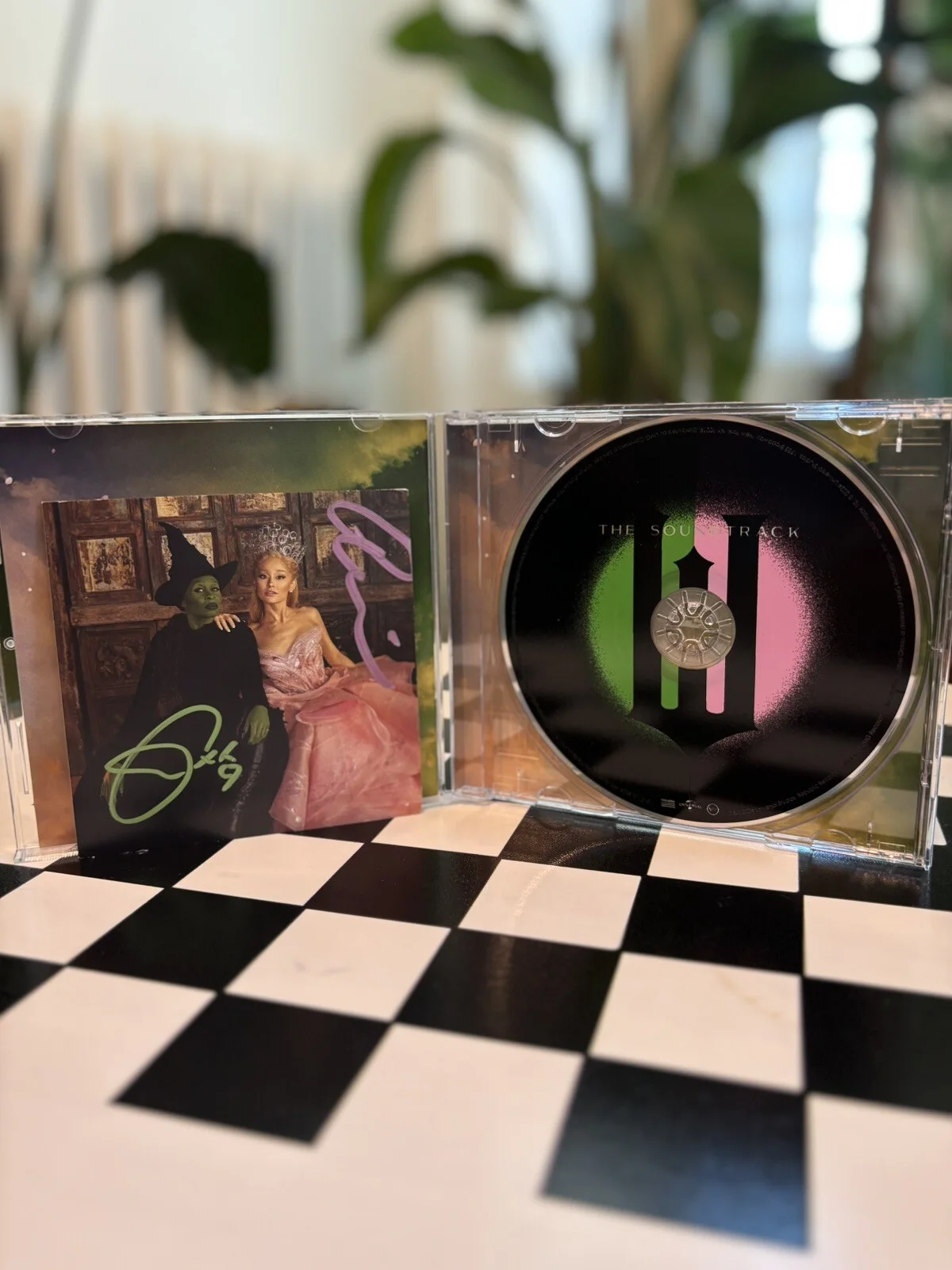 Wicked Soundtrack Signed CD Insert Ariana Grande Cynthia Erivo Pink , Green Pen, изображение 2