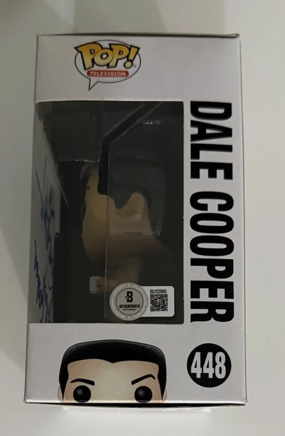 Kyle MacLachlan — KYLE MACLACHLAN SIGNED DALE COOPER TWIN PEAKS FUNKO AGENT COOPER INSCRIPTION BAS, изображение 2