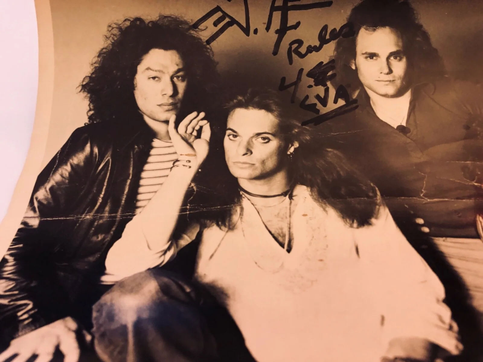Vintage Black/White 1984 VAN HALEN PHOTO Signed "VH RULES 4 EVA” ANABAS England, image 3