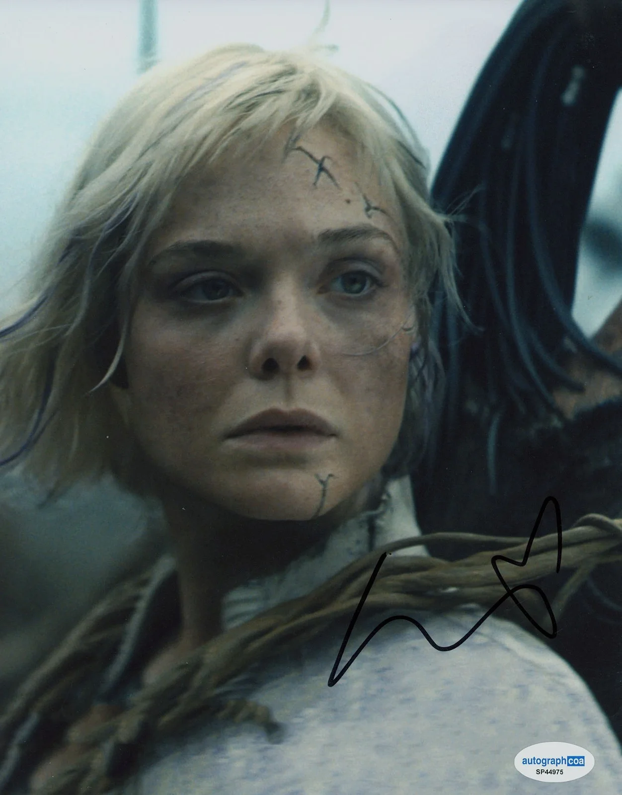 ELLE FANNING — Elle Fanning signed "PREDATOR: BADLANDS" 8x10 Photo EXACT PROOF e Thia ACOA COA, изображение 4