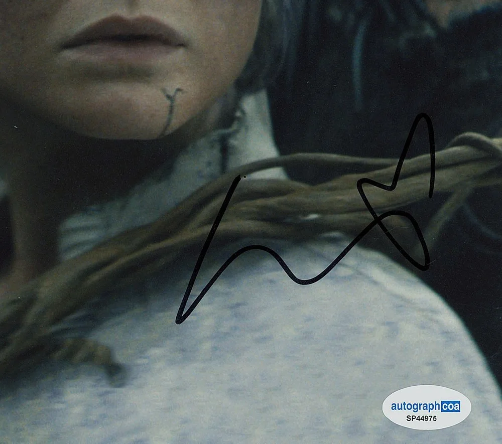 ELLE FANNING — Elle Fanning signed "PREDATOR: BADLANDS" 8x10 Photo EXACT PROOF e Thia ACOA COA, изображение 5