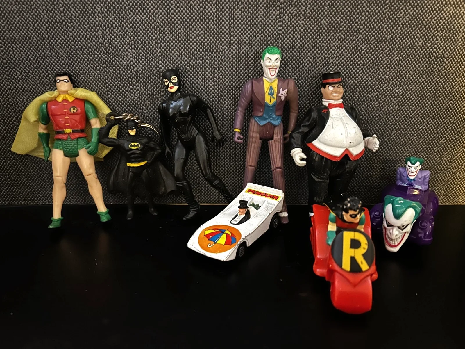 Vintage Collection of Batman figures ROBIN The Penguin THE JOKER cars Keyring, изображение 2