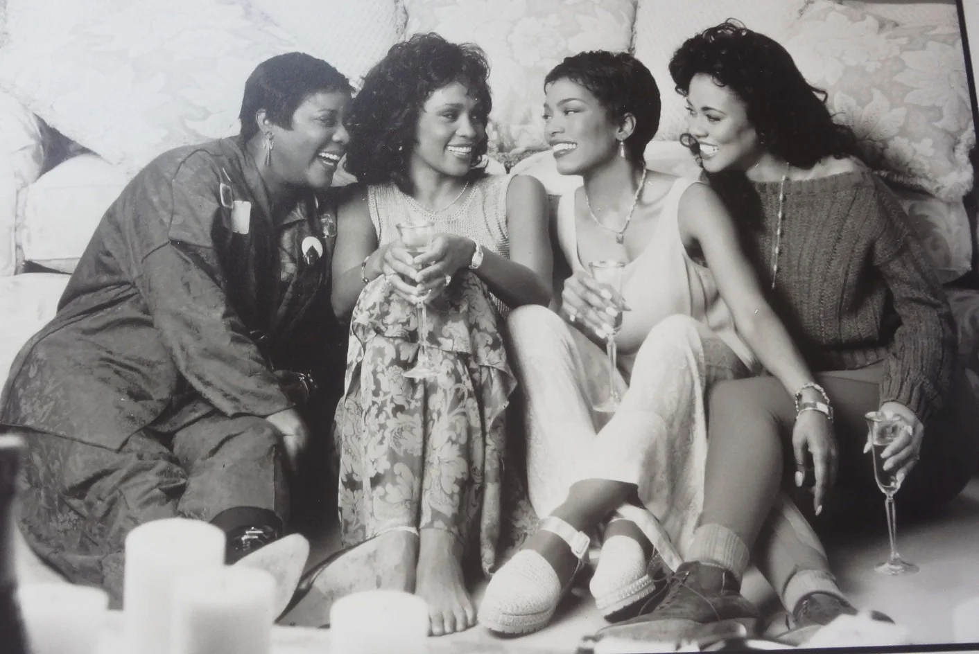 ANGELA PASSETT — WAITING TO EXHALE Signed -ANGELA BASSET- PHOTO (w/ WHITNEY HOUSTON) w/ COHEN COA, изображение 4