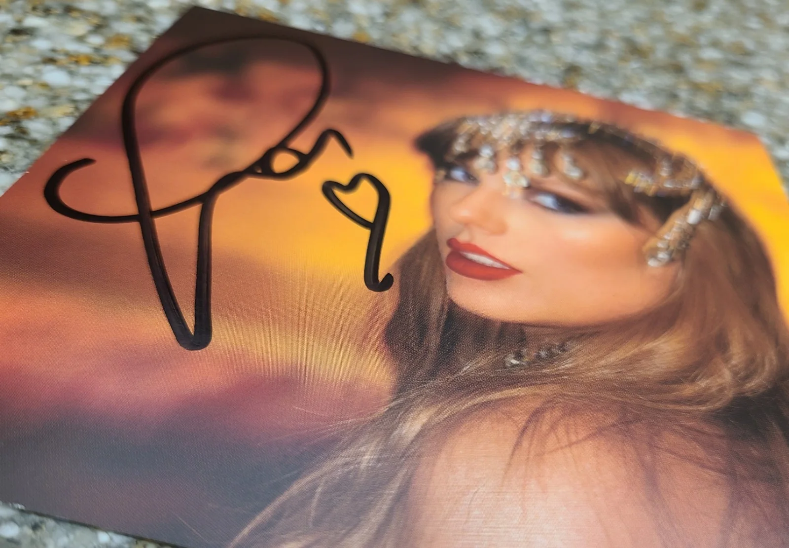 Taylor Swift The Life of a Showgirl CD + Hand Signed Photo 1, изображение 4