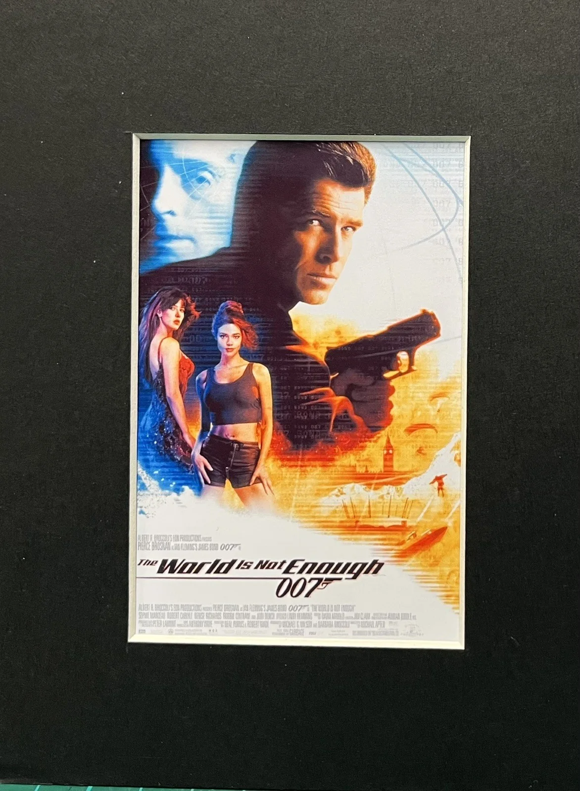 007 JAMES BOND. THE WORLD IS NOT ENOUGH . 35mm Film Cell Mounted Display, изображение 2
