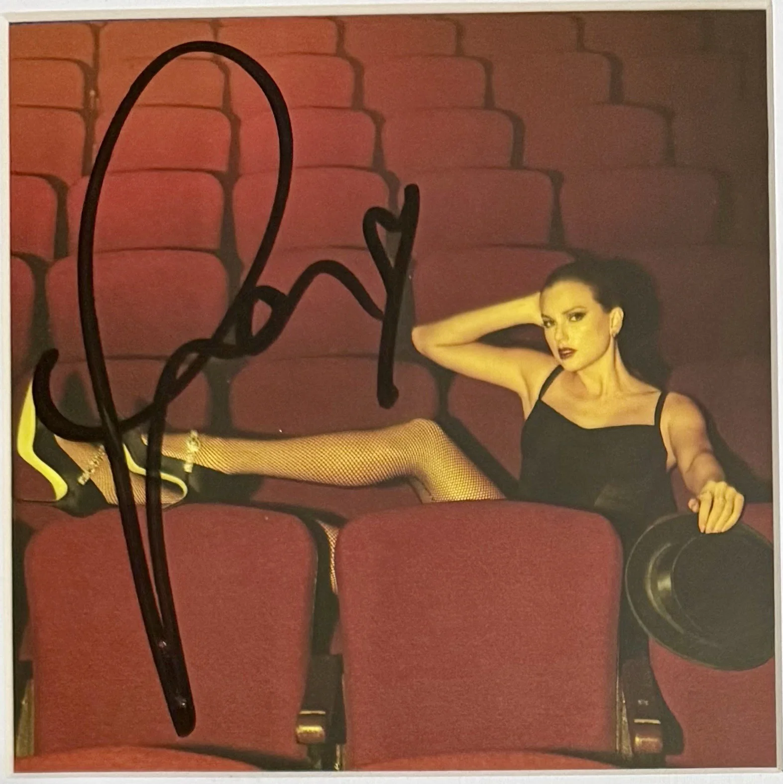 Taylor Swift The Life of a Showgirl Framed CD Hand Signed Photo 4 w/ Heart (C)✨, изображение 2