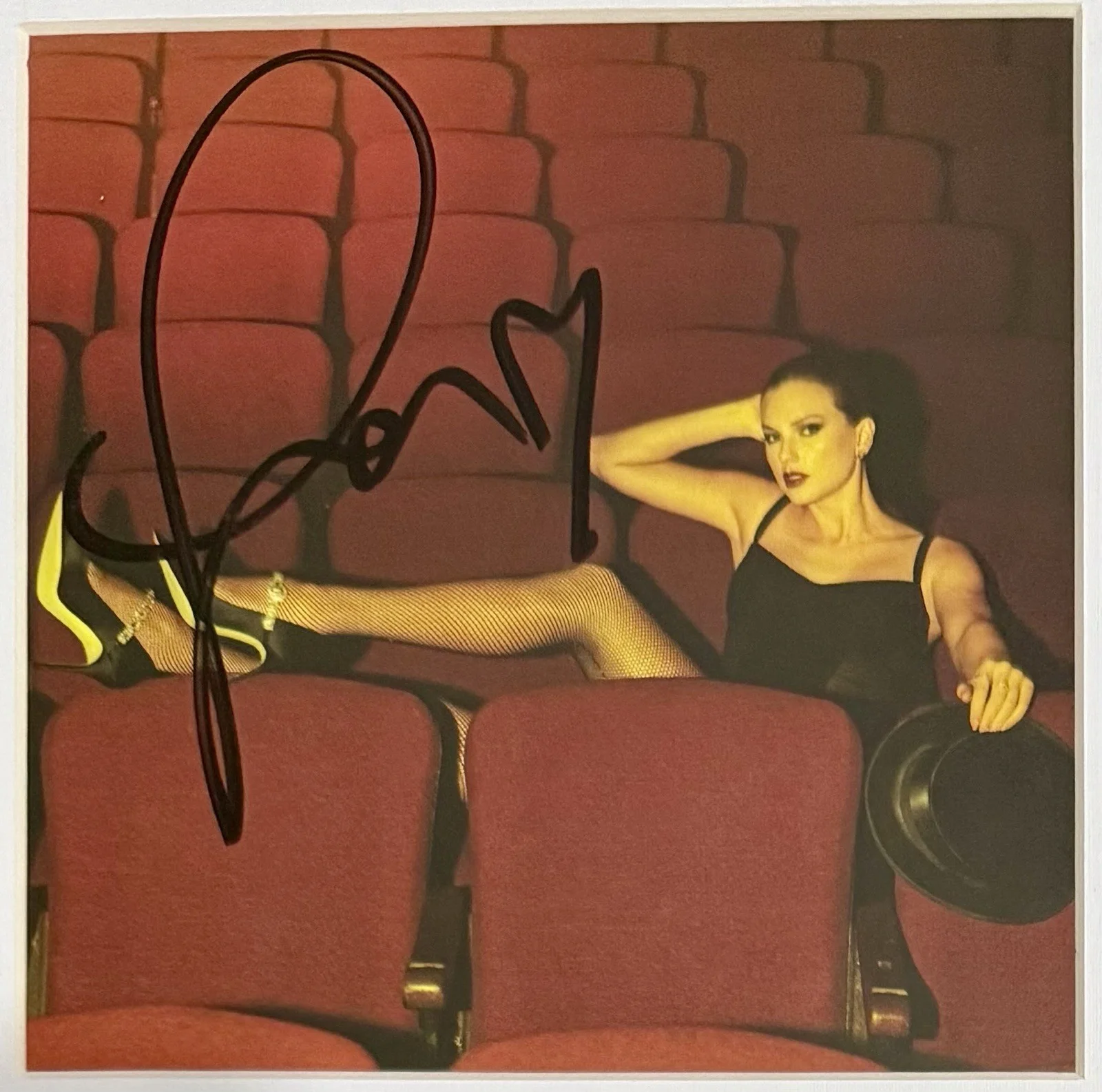 Taylor Swift The Life of a Showgirl Framed CD Hand Signed Photo 4 w/ Heart (D)✨, изображение 2
