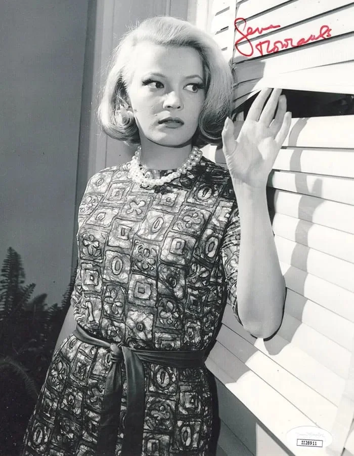 Gena Rowlands — Gena Rowlands signed 8x10 Photo The Alfred Hitchcock Hour JSA Authentication