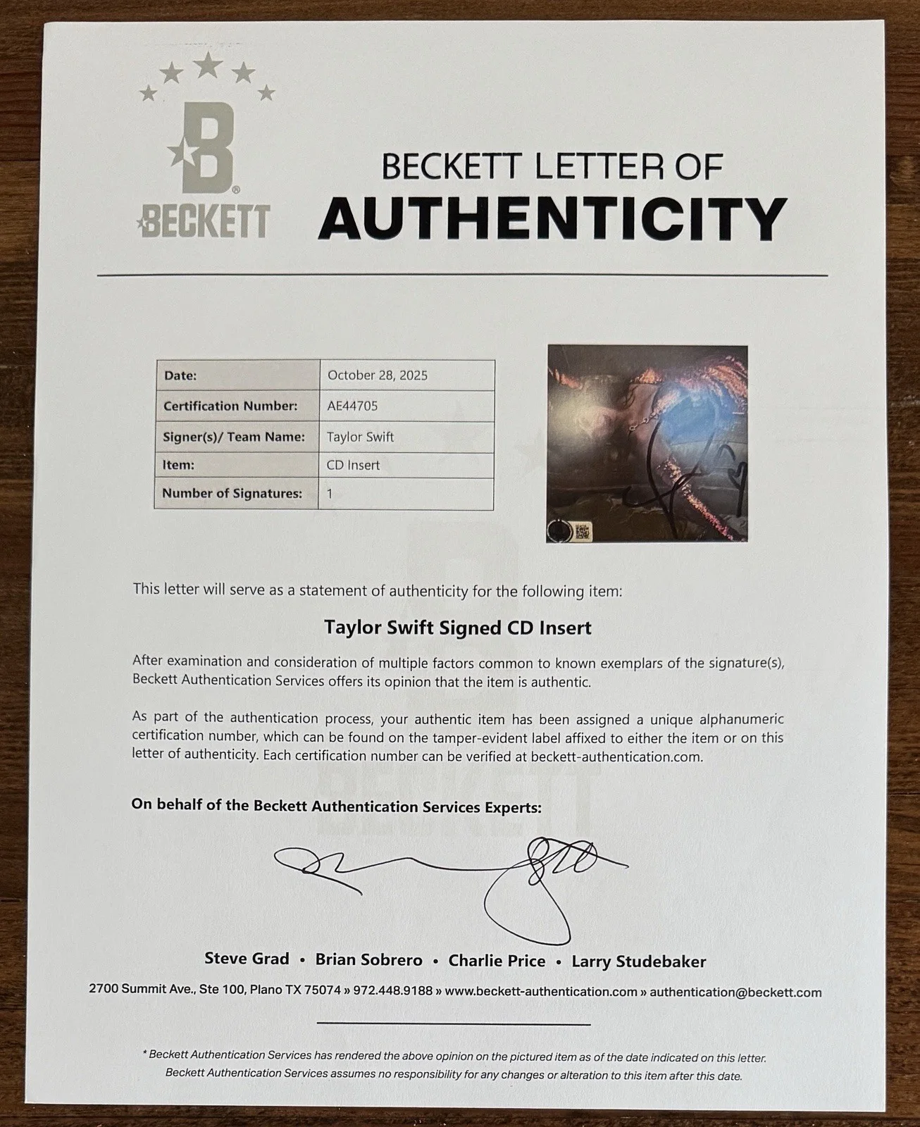 SIGNED LONG HEART TAYLOR SWIFT LIFE OF A SHOWGIRL PHOTO #2 & CD BAS BECKETT COA, изображение 3