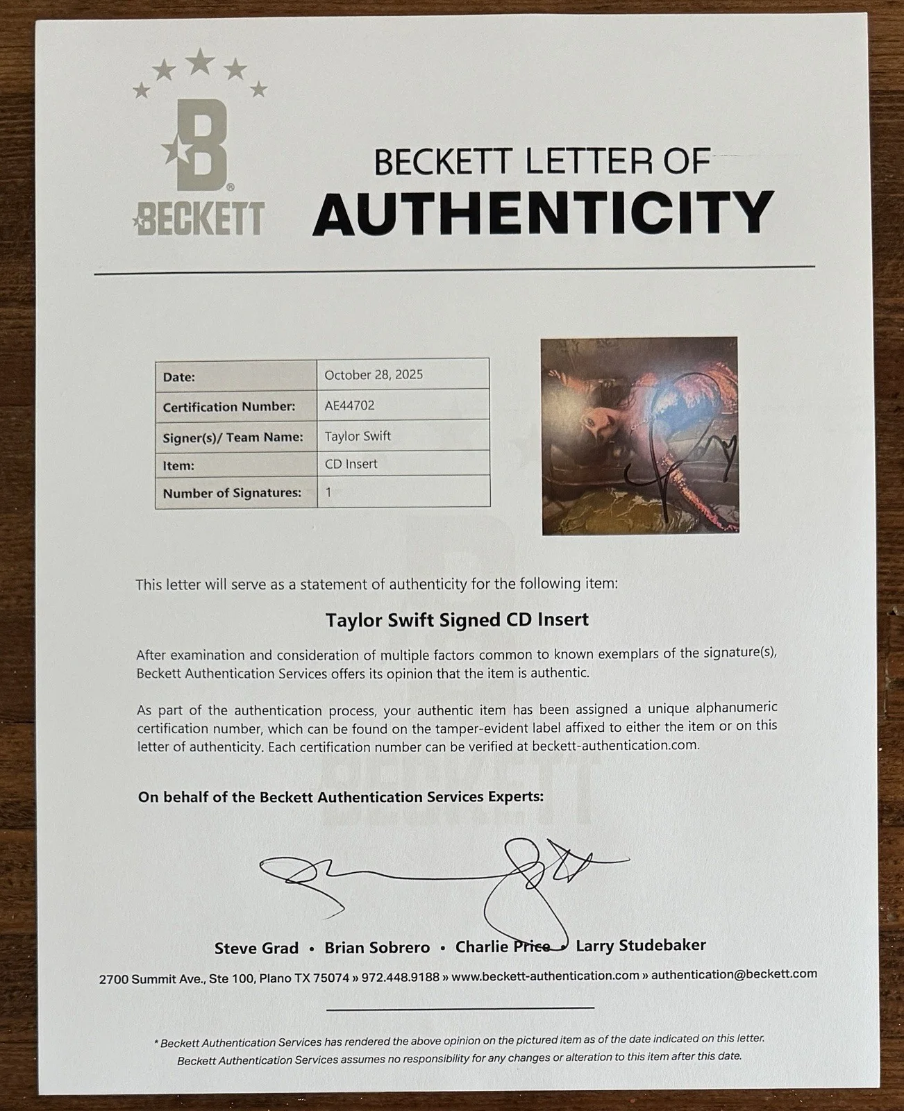 SIGNED CUTE HEART TAYLOR SWIFT LIFE OF A SHOWGIRL PHOTO #2 & CD BAS BECKETT COA, изображение 3