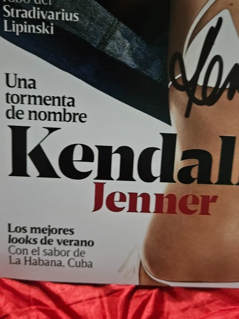 KENDALL JENNER — KENDALL JENNER HAND SIGNED AUTOGRAPHED 8X10 PHOTO GQ COVER KARDASHIANS MODEL COA, изображение 3