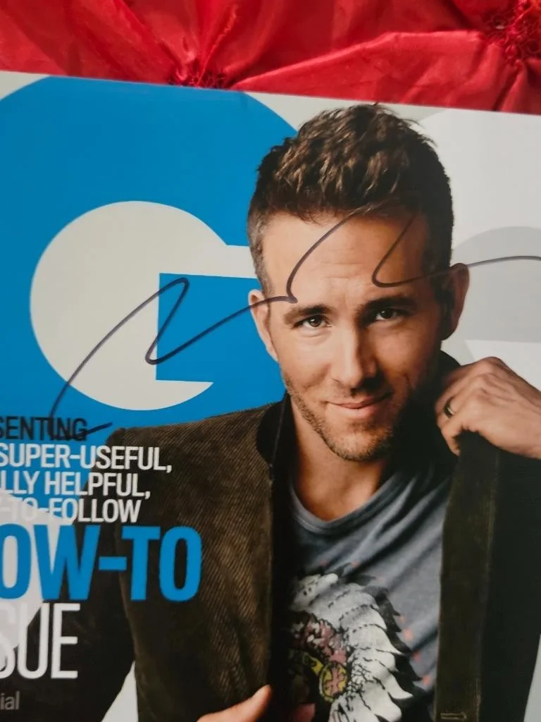 RYAN REYNOLDS — RYAN REYNOLDS HAND SIGNED AUTOGRAPHED 8X10 PHOTO GQ COVER MARVEL DEADPOOL W/ COA, изображение 2