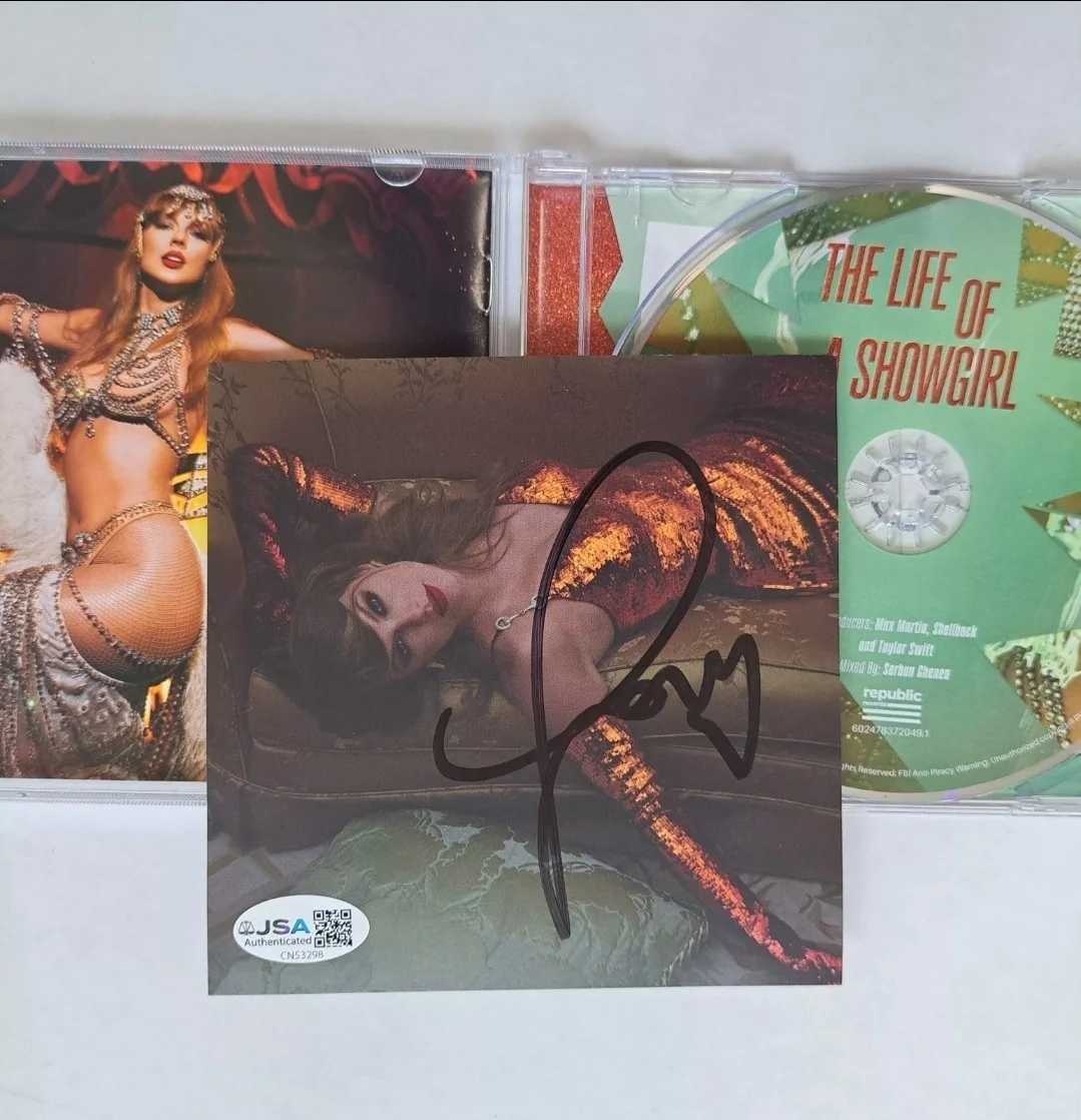TAYLOR SWIFT Signed Autographed "The Life of A Showgirl" Signed CD Insert JSA MT, изображение 2