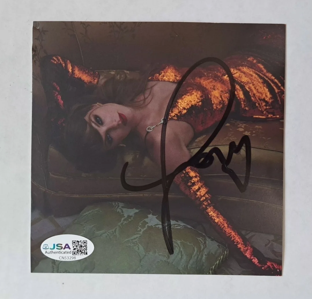 TAYLOR SWIFT Signed Autographed "The Life of A Showgirl" Signed CD Insert JSA MT, изображение 3