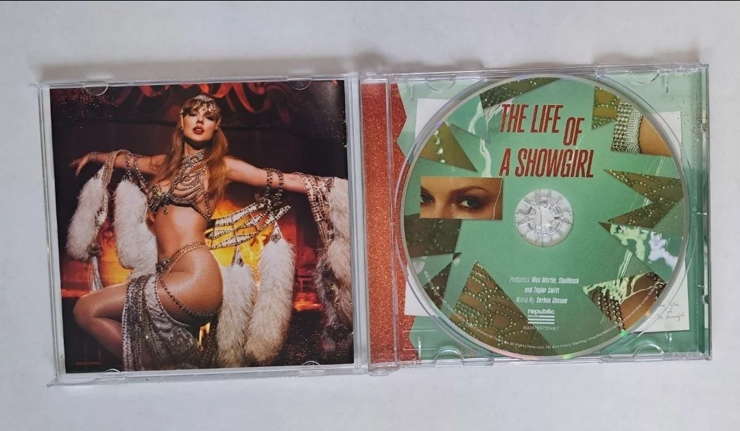 TAYLOR SWIFT Signed Autographed "The Life of A Showgirl" Signed CD Insert JSA MT, изображение 5