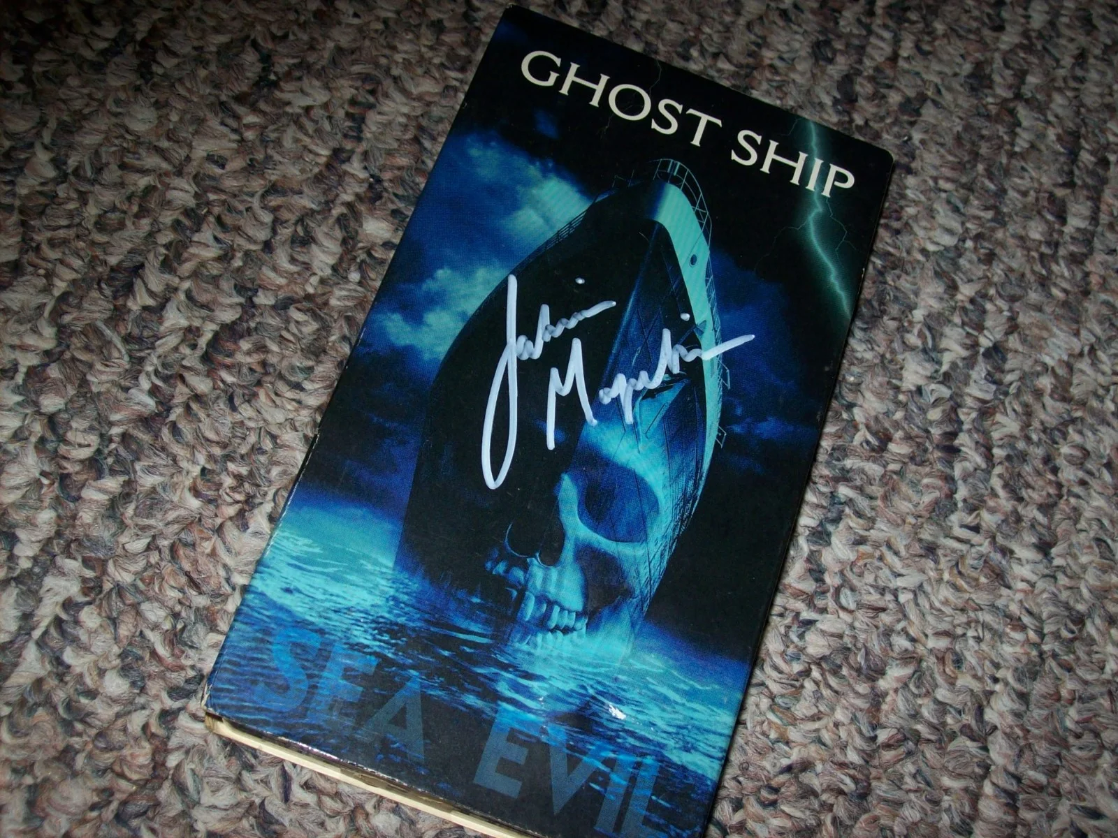 Julianna Margulies Hand Signed Autographed Ghost Ship VHS Movie, изображение 2
