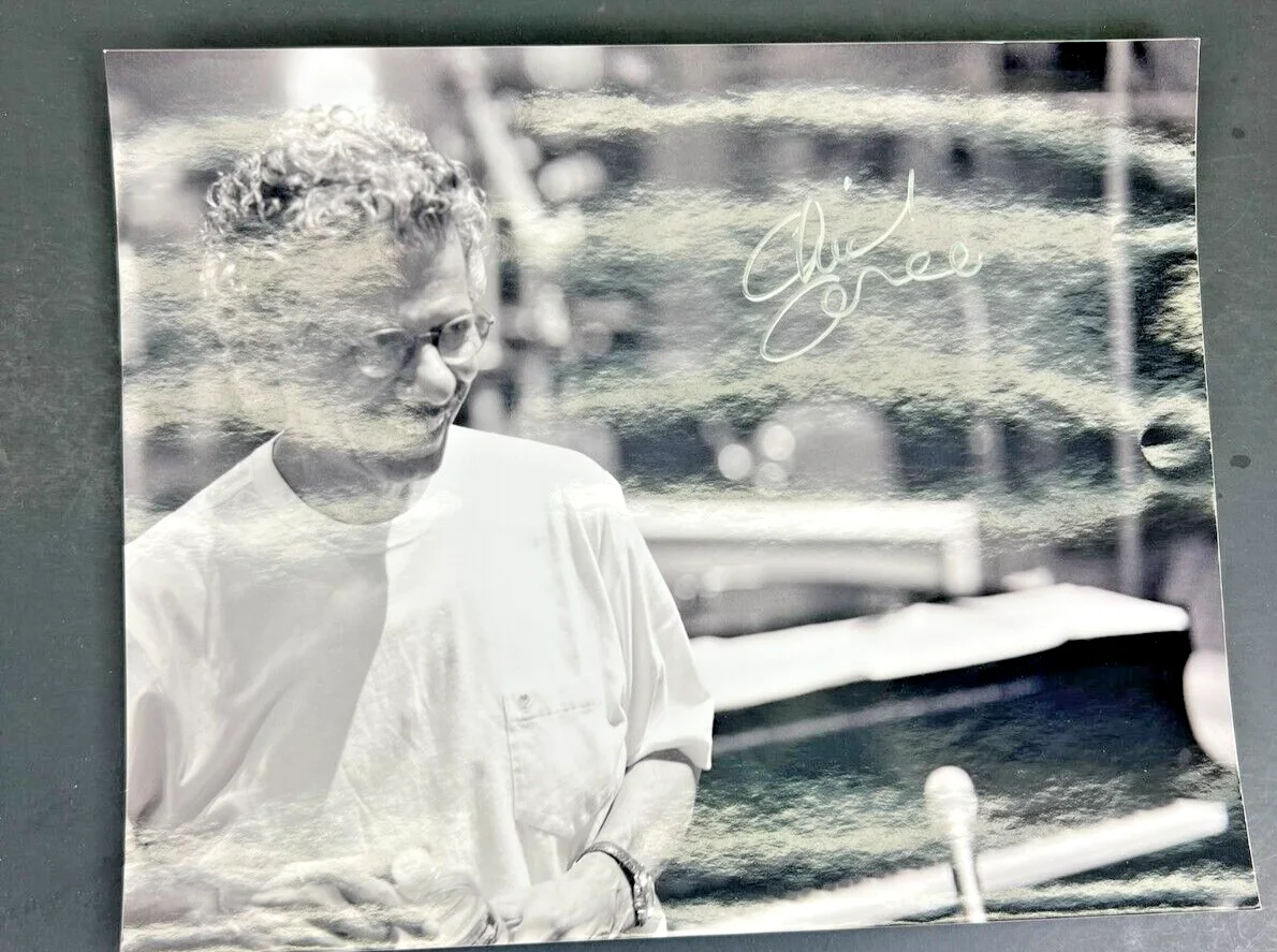 Chick Corea — Chick Corea Signed Autographed Studio Photo Jazz Composer Piano w/ Water Bottle, image 2