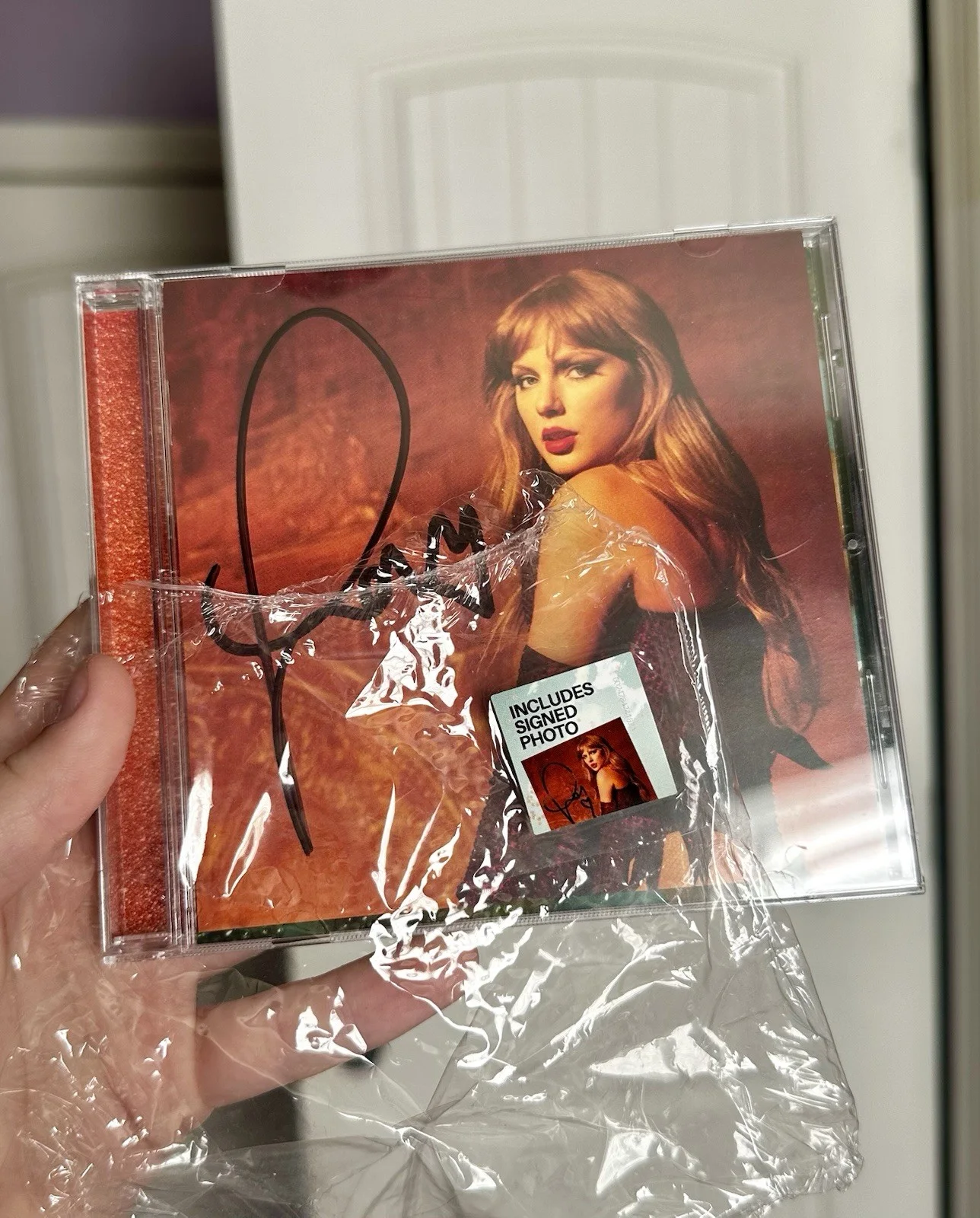 SIGNED Taylor Swift The Life Of A Showgirl CD (Photo 3 - Medium Signature), изображение 2