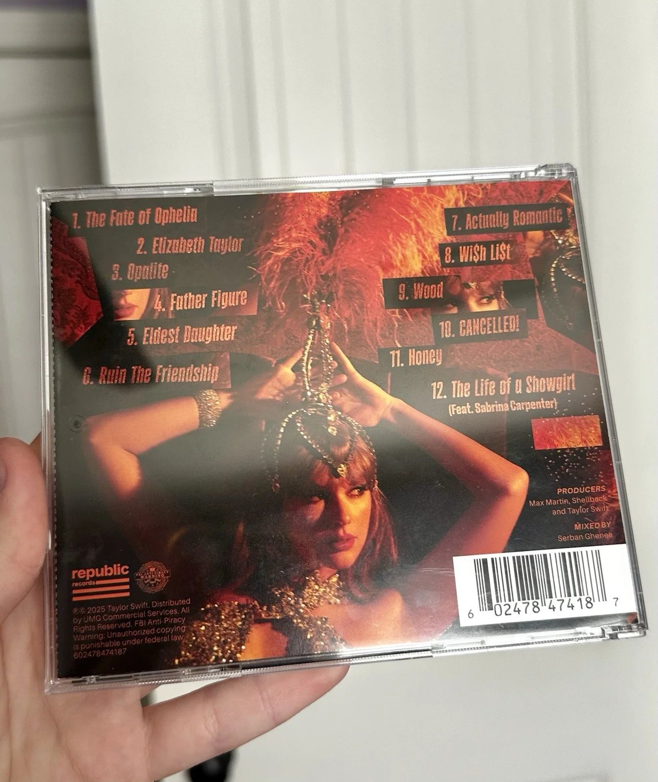 SIGNED Taylor Swift The Life Of A Showgirl CD (Photo 3 - Medium Signature), изображение 3