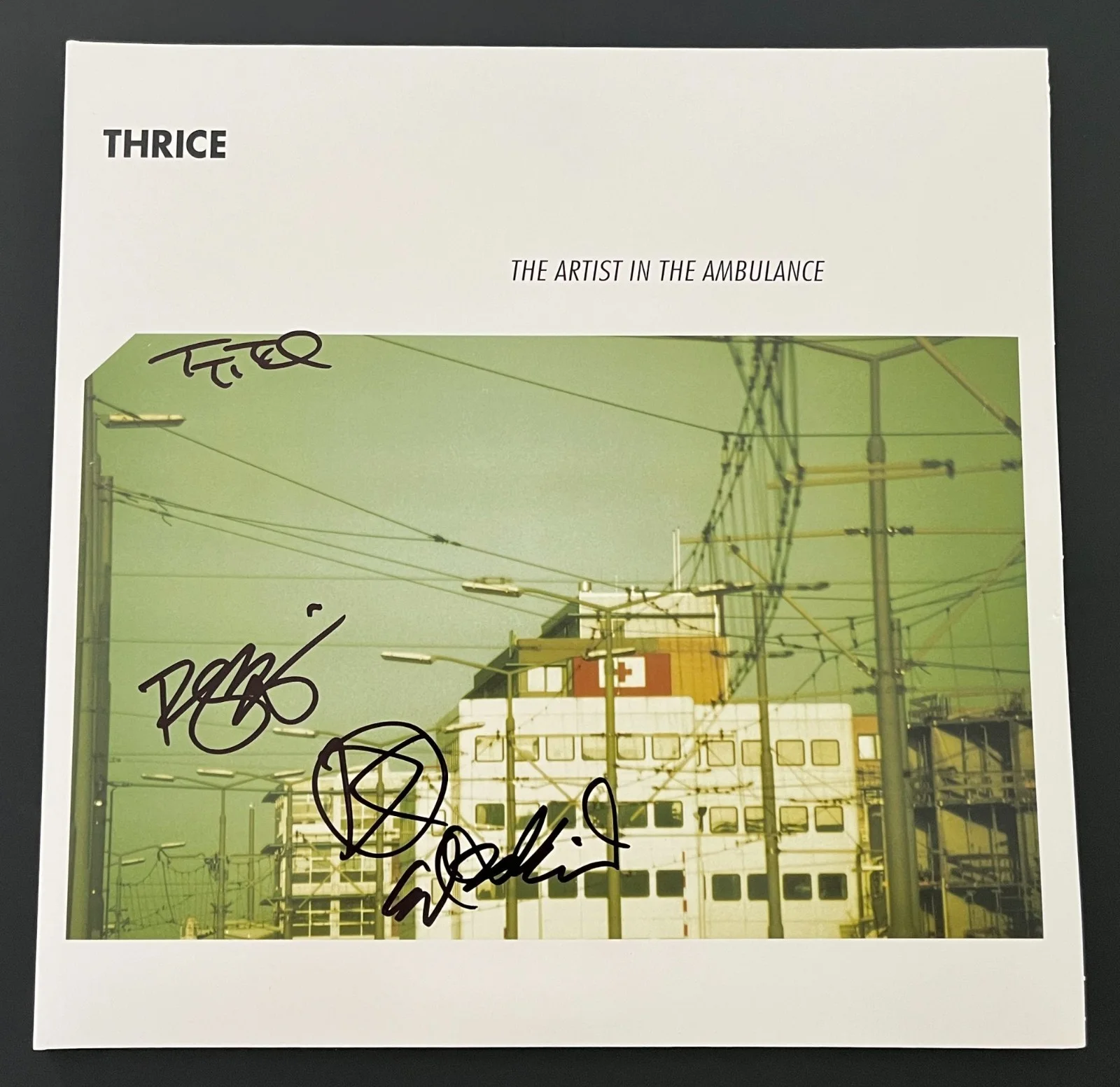 THRICE BAND SIGNED AUTOGRAPH THE ARTIST IN THE AMBULANCE VINYL w/EXACT PROOF COA, изображение 2