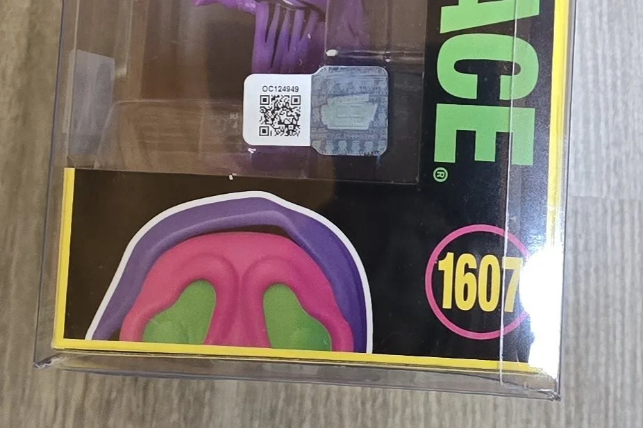 Matthew Lillard — Matthew Lillard Signed Funko #1607 Ghost Face (Scream) - Blacklight w/Hard Stack, image 3