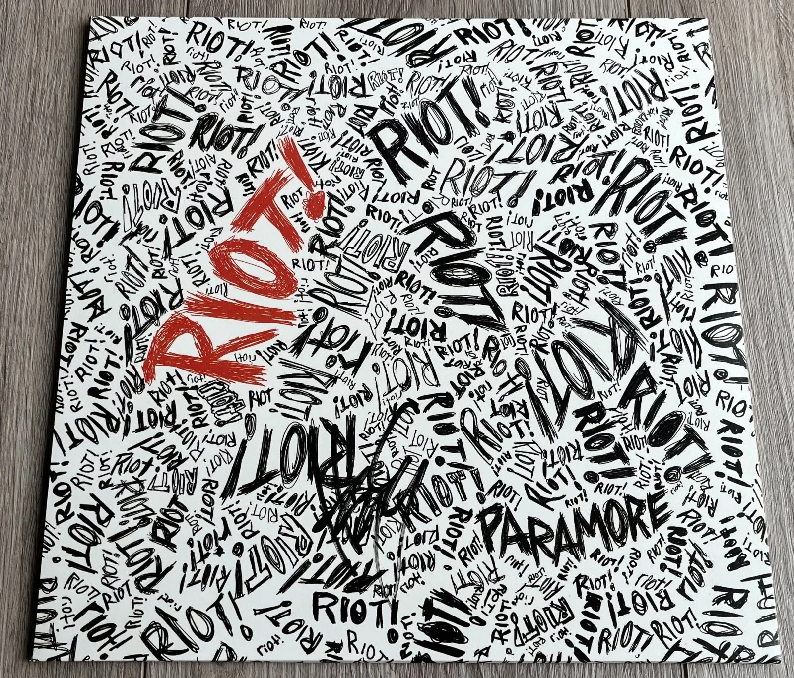 HAYLEY WILLIAMS SIGNED PARAMORE RIOT! RIOT VINYL LP w/EXACT PROOF & BECKETT COA, изображение 2
