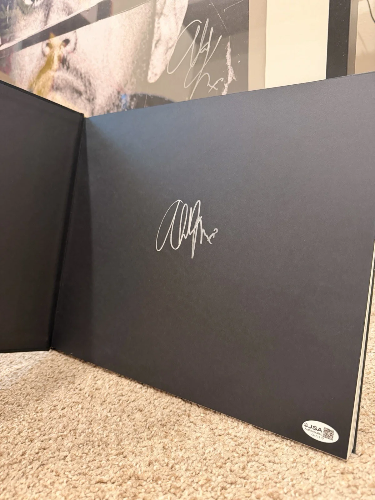 The Weeknd — The Weeknd SIGNED Hardcover Photo Book & Poster limited to 500 - RARE - JSA LOA, изображение 2