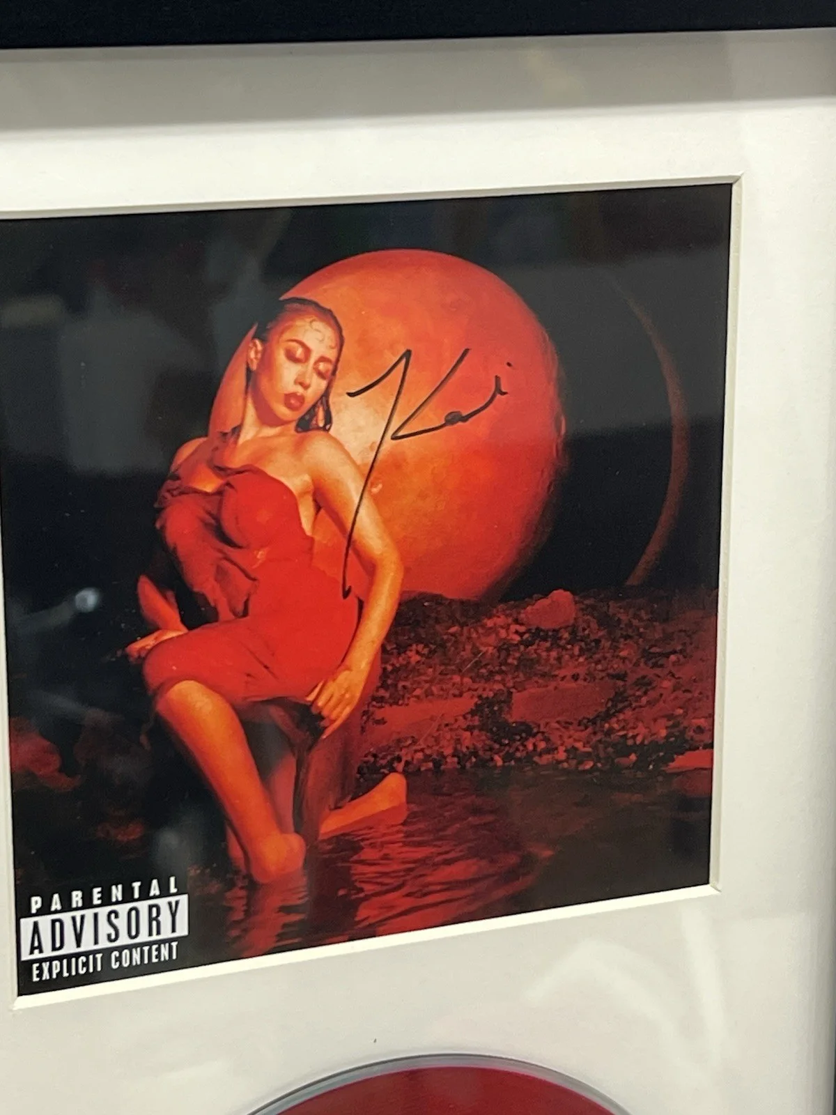 KALI UCHIS SIGNED ✍️ AUTOGRAPHED FRAMED CD RED MOON IN VENUS, image 3